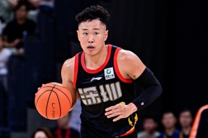 没能站出来!贺希宁14中5仅拿12分2板3助1断 4次犯规配图