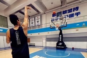 北京球员丘天晒训练照:汗是情绪的解药!下个赛季从今天开始!配图