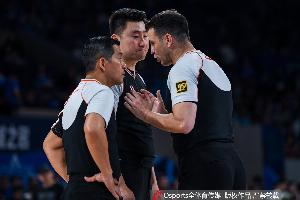 直播吧:总决赛G1全部是外籍裁判 G2开始将配备一名中方裁判配图